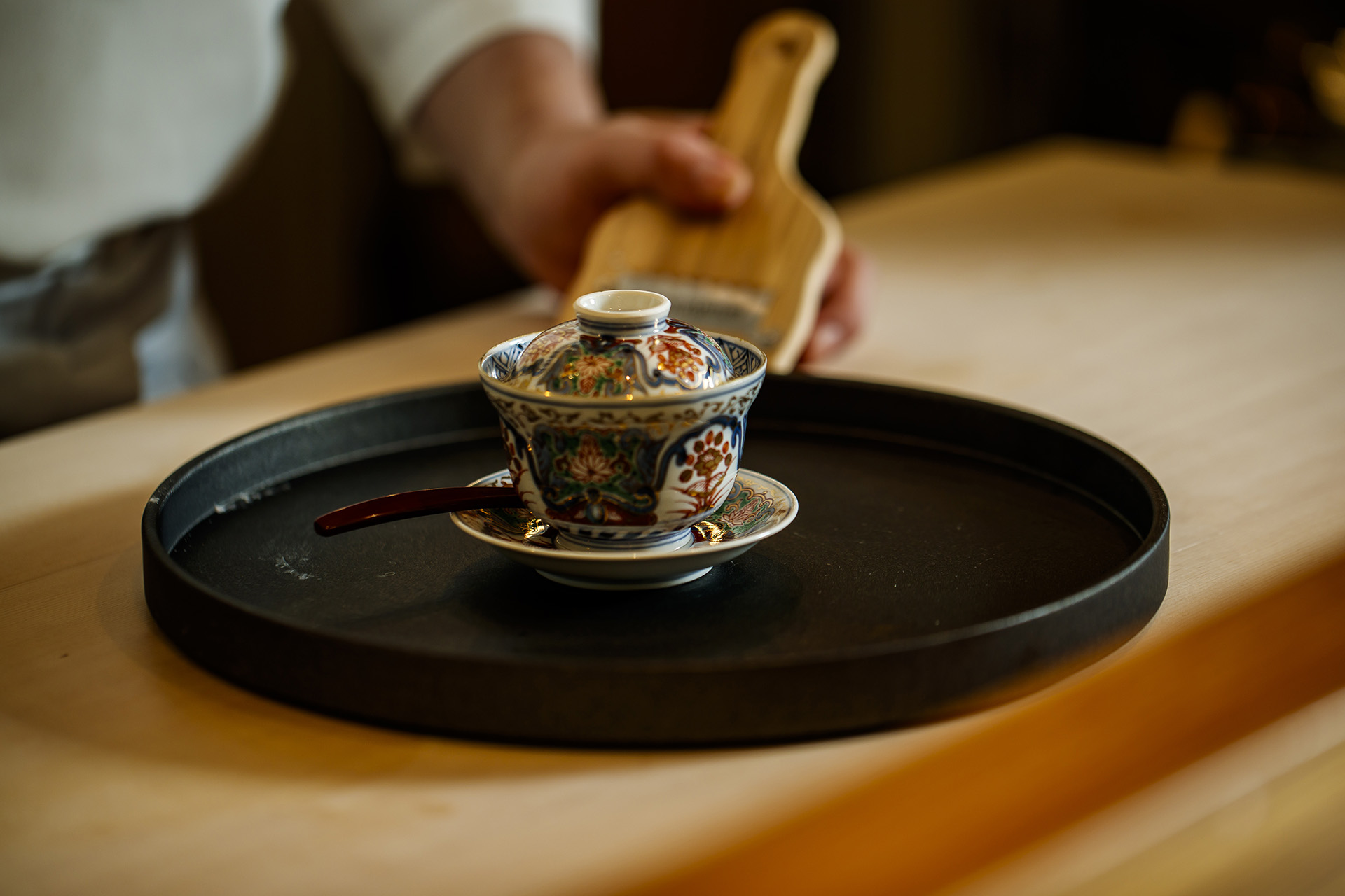 茶碗蒸しを差し出す店主の手元