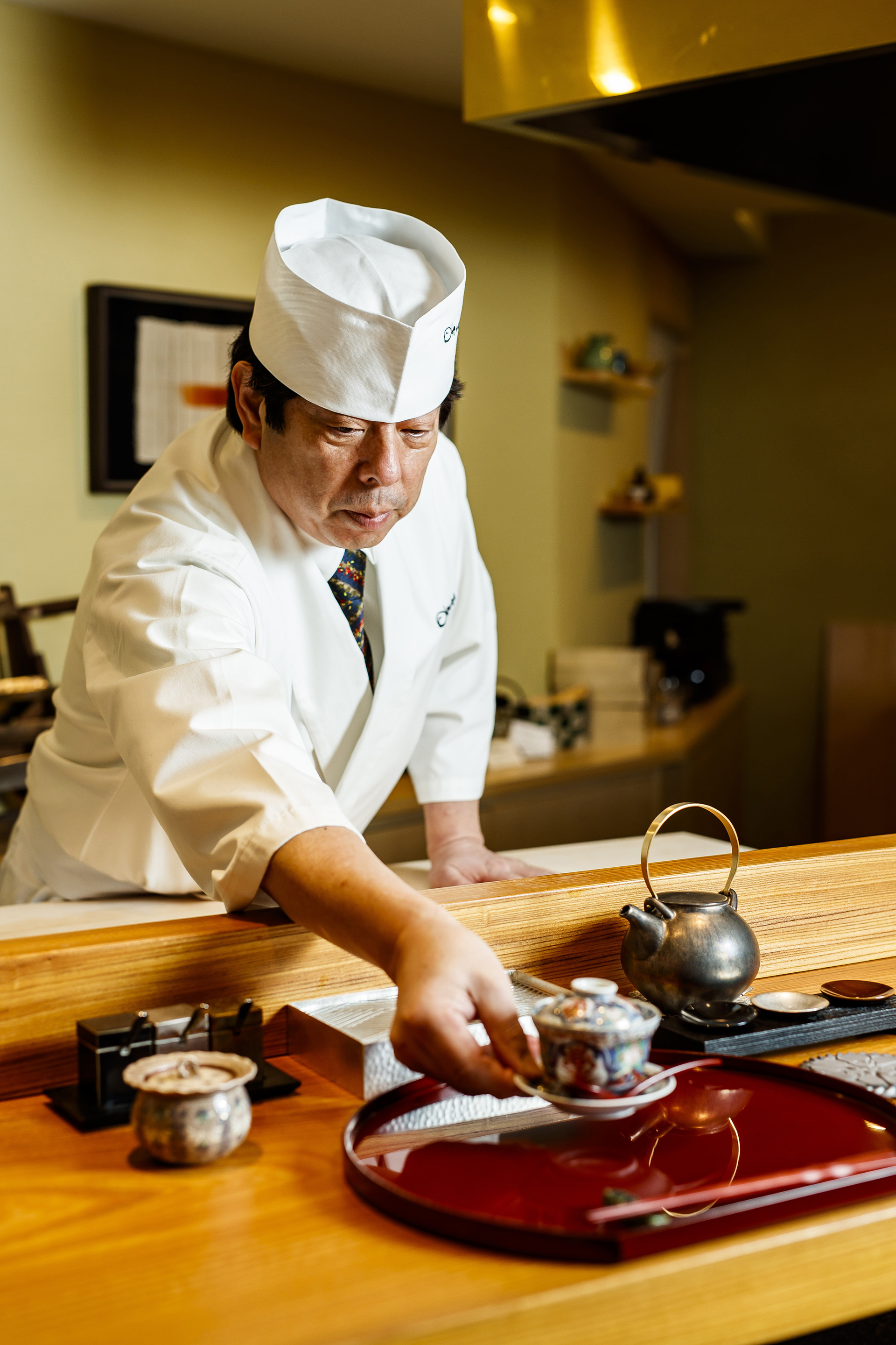 膳を差し出す店主 大窪公也